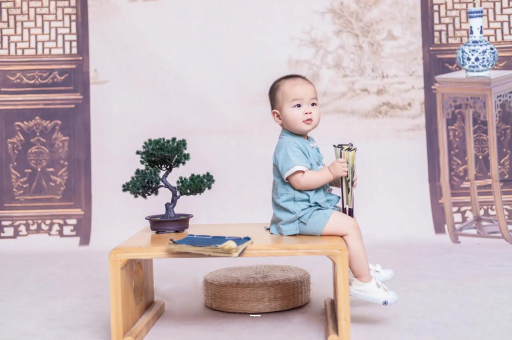 成都试管代怀宝宝边吃奶边挣扎烦躁